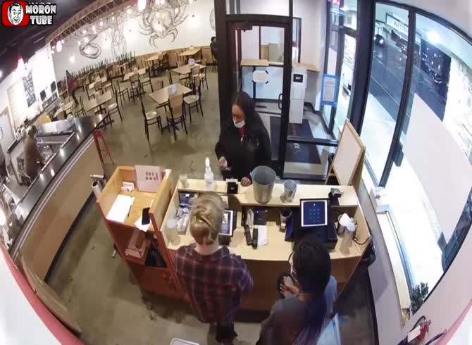 Video :She strikes the clerk after refusing to pay for an item